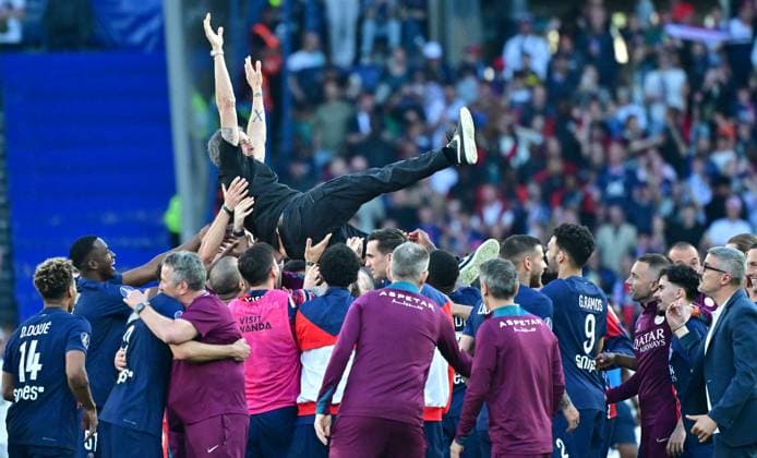 Le PSG champion de France pour la 13ème fois de son histoire après sa victoire contre Angers Les joueurs du PSG lancent en l air leur entraîneur Luis Enrique après le match de Ligue 1 McDonald s opposant le Paris Saint-Germain (PSG) au SCO Angers (1-0) au Parc des Princes à Paris, France, le 5 avril 2025. Le PSG champion de France pour la 13ème fois de son histoire. Christian Liewig Bestimage French L1 football match between Paris Saint-Germain (PSG) and SCO Angers at Parc des Princes stadium in Paris, France on April 05, 2025. Paris France  Copyright: xChristianxLiewigx xBestimagexChristianxLiewigx xBestimagex