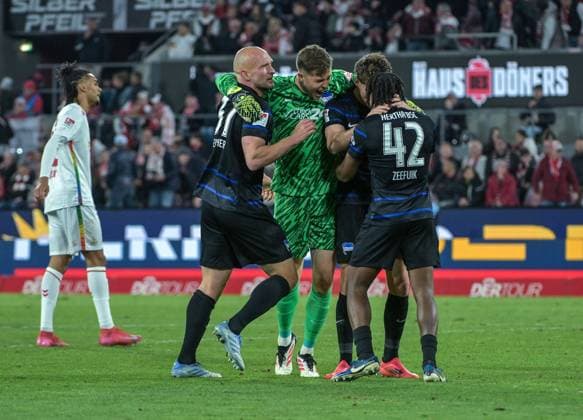 05 04 2025, xjpx, Soccer 2 Bundesliga, 1 FC Koeln Hertha BSC v l After the end of the match, the players of Berlin Hertha celebrate the 0 1 away win v l Toni Leistner Berlin Goalkeeper Tjark Ernst Berlin , Deyovaisio Zeefuik Berlin DFL DFB REGULATIONS PROHIBIT ANY USE OF PHOTOGRAPHS as IMAGE SEQUENCES and or QUASI VIDEO Koeln
