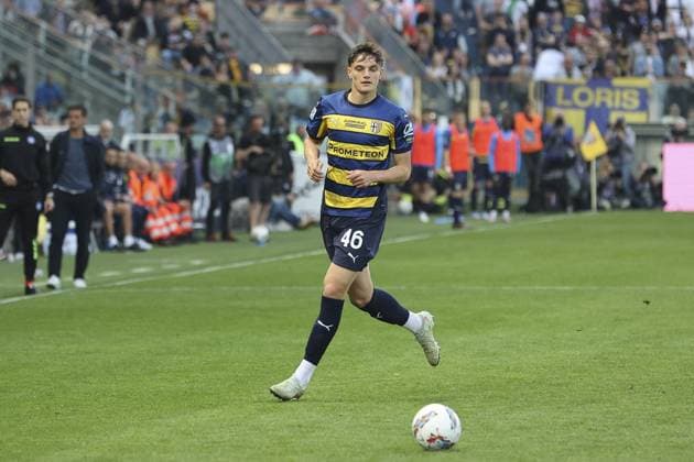 CALCIO - Serie A - Parma Calcio vs Inter - FC Internazionale Giovanni Leoni of Parma AC play the ball during Parma Calcio vs Internazionale FC, 31Â° Serie A Enilive 2024-25 game at Ennio Tardini stadium in Parma (PR), Italy, on April 05, 2025. Parma Italy  Copyright: xIPAxSport ABACAx