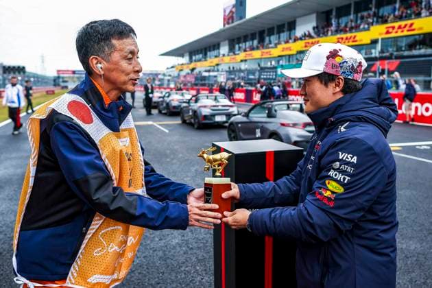 F1 - JAPANESE GRAND PRIX 2025 F1 marshall award and TSUNODA Yuki (jap), Red Bull Racing RB21, portrait, during the Formula 1 Lenovo Japanese Grand Prix 2025, 3rd round of the 2025 FIA Formula One World Championship, WM, Weltmeisterschaft from April 4 to 6, 2025 on the Suzuka Circuit, in Suzuka, Japan - SuzukaJapan  Copyright: xEricxAlonsox