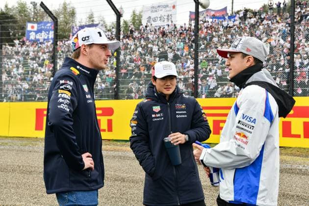 The Japanese Grand Prix, Driver™s Parade Red Bull Racing driver Max Verstappen, Yuki Tsunoda, and Racing Bulls driver Isack Hadjar talk on the track during the driver s parade prior to the F1 Grand Prix of Japan in Suzuka, Japan, on April 6. Suzuka Japan  Copyright: xYusukexHaradax originalFilename:harada-notitle250406_npSas.jpg