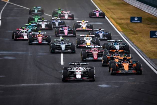 Sport Bilder des Tages F1 - JAPANESE GRAND PRIX 2025 01 VERSTAPPEN Max (nld), Red Bull Racing RB21, 04 NORRIS Lando (gbr), McLaren F1 Team MCL39, action, start of the race, depart, during the Formula 1 Lenovo Japanese Grand Prix 2025, 3rd round of the 2025 FIA Formula One World Championship, WM, Weltmeisterschaft from April 4 to 6, 2025 on the Suzuka Circuit, in Suzuka, Japan - SuzukaJapan Copyright: xEricxAlonsox