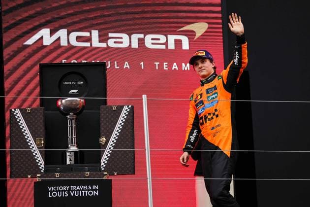F1 - JAPANESE GRAND PRIX 2025 PIASTRI Oscar (aus), McLaren F1 Team MCL39, portrait podium celebration during the Formula 1 Lenovo Japanese Grand Prix 2025, 3rd round of the 2025 FIA Formula One World Championship, WM, Weltmeisterschaft from April 4 to 6, 2025 on the Suzuka Circuit, in Suzuka, Japan - SuzukaJapan  Copyright: xEricxAlonsox