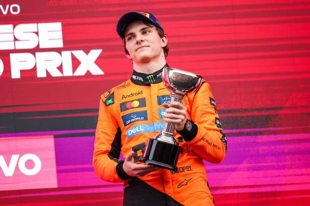 F1 - JAPANESE GRAND PRIX 2025 PIASTRI Oscar (aus), McLaren F1 Team MCL39, portrait podium celebration during the Formula 1 Lenovo Japanese Grand Prix 2025, 3rd round of the 2025 FIA Formula One World Championship, WM, Weltmeisterschaft from April 4 to 6, 2025 on the Suzuka Circuit, in Suzuka, Japan - SuzukaJapan  Copyright: xEricxAlonsox