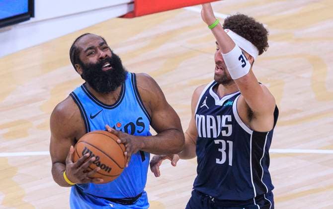 April 5, 2025, Inglewood, California, USA: James Harden 1 of the Los Angeles Clippers is defended by Klay Thompson 31 of the Dallas Mavericks during their regular season NBA, Basketball Herren, USA game on Saturday April 5, 2025 at Intuit Dome Arena in Inglewood, California. Clippers defeats Mavericks, 135-104. JAVIER ROJAS PI Inglewood USA - ZUMAp124 20250405_zaa_p124_078 Copyright: xJavierxRojasx