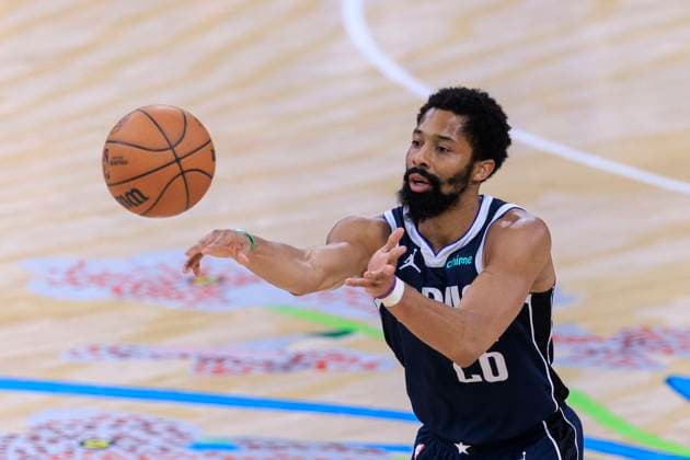 April 5, 2025, Inglewood, California, USA: Spencer Dinwiddie 26 of the Dallas Mavericks passes the ball during their regular season NBA, Basketball Herren, USA game against the Los Angeles Clippers on Saturday April 5, 2025 at Intuit Dome in Inglewood, California. Clippers defeat Mavericks, 135-104. ARIANA RUIZ PI Inglewood USA - ZUMAp124 20250405_zaa_p124_073 Copyright: xArianaxRuizx