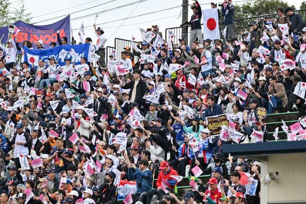 The Japanese Grand Prix, Driver™s Parade Many fans cheer and wave the flags of Red Bull Racing driver Yuki Tsunoda during the driver s parade before the F1 Grand Prix of Japan in Suzuka, Japan, on April 6. Suzuka Japan  Copyright: xYusukexHaradax originalFilename:harada-notitle250406_npK2f.jpg