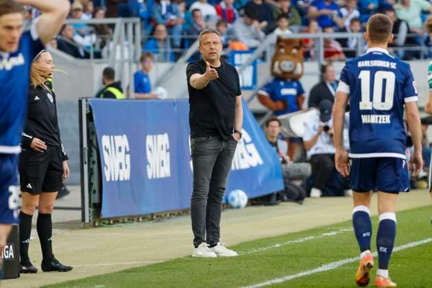 Andre Breitenreiter Hannover 96, Coach , Germany, Football, 2 Bundesliga, Matchday, 2024 2025, Karlsruher SC vs Hannover 96, 04 04 2025, BBBank Wildpark, Karlsruhe, Germany DFL REGULATIONS PROHIBIT ANY USE OF PHOTOGRAPHS AS IMAGE SEQUENCES AND OR QUASI VIDEO Karlsruhe BBBank Wildpark Baden Württemberg Germany Copyright: xGrantxHubbsx