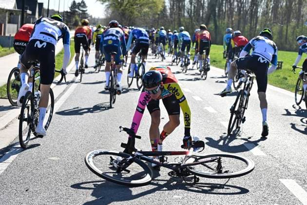 Ronde van Vlaanderen 2025 - Men Elite OUDENAARDE, BELGIUM - APRIL 06 : crash of Van Eetvelt Lennert (BEL) of Lotto pictured during the 109th edition of the Ronde van Vlaanderen, an UCI World Tour cycling race for Men Elite with start in Bruges and finish in Oudenaarde after 268,9 km on April 6, 2025 in Oudenaarde, Belgium, 06 04 2025 ( Motor drive Guy De Vuyst - Oudenaarde Belgium  Copyright: xJanxDexMeuleneirx