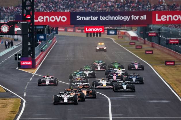 F1 - JAPANESE GRAND PRIX 2025 Start of the race, 01 VERSTAPPEN Max (nld), Red Bull Racing RB21, action leads the group during the Formula 1 Lenovo Japanese Grand Prix 2025, 3rd round of the 2025 FIA Formula One World Championship, WM, Weltmeisterschaft from April 4 to 6, 2025 on the Suzuka Circuit, in Suzuka, Japan - SuzukaJapan  Copyright: xEricxAlonsox