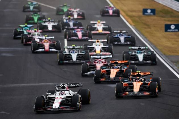 F1 - JAPANESE GRAND PRIX 2025 Start of the race, 01 VERSTAPPEN Max (nld), Red Bull Racing RB21, action leads the group during the Formula 1 Lenovo Japanese Grand Prix 2025, 3rd round of the 2025 FIA Formula One World Championship, WM, Weltmeisterschaft from April 4 to 6, 2025 on the Suzuka Circuit, in Suzuka, Japan - SuzukaJapan  Copyright: xEricxAlonsox
