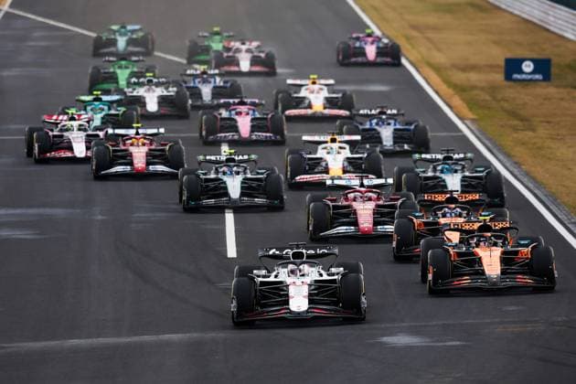 F1 - JAPANESE GRAND PRIX 2025 Start of the race, 01 VERSTAPPEN Max (nld), Red Bull Racing RB21, action leads the group during the Formula 1 Lenovo Japanese Grand Prix 2025, 3rd round of the 2025 FIA Formula One World Championship, WM, Weltmeisterschaft from April 4 to 6, 2025 on the Suzuka Circuit, in Suzuka, Japan - SuzukaJapan  Copyright: xEricxAlonsox