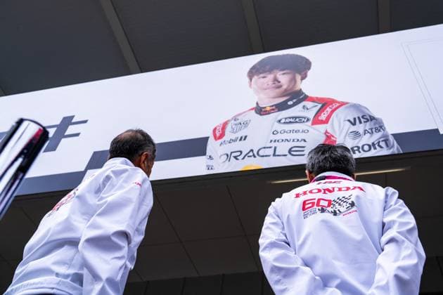 Formula 1 Japanese Grand Prix - Race Day - Suzuka Honda representatives and Yuki Tsunoda (Jap) Of Oracle Red Bull Racing 22 sign during the Formula 1 Lenovo Japanese Grand Prix 2025 on Race Day at the Suzuka International Circuit, Suzuka, Japan on April 6, 2025 Credit: Photo by Antoine Lapeyre ABACAPRESS.COM Suzuka Japan  Copyright: xLapeyrexAntoine ABACAx