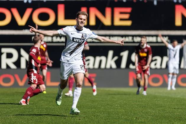 Sport Bilder des Tages Tom Zimmerschied (SV 07 Elversberg) bejubelt den Treffer zum 1:0, SV Elversberg vs SSV Jahn Regensburg, Fussball, 2. Bundesliga, 28. Spieltag, Saison 2024 2025, 06.04.2025 SV Elversberg vs SSV Jahn Regensburg, Fussball, 2. Bundesliga, 28. Spieltag, Saison 2024 2025, 06.04.2025 *** Tom Zimmerschied SV 07 Elversberg celebrates the goal for 1 0, SV Elversberg vs SSV Jahn Regensburg, Football, 2 Bundesliga, Matchday 28, Season 2024 2025, 06 04 2025 SV Elversberg vs SSV Jahn Regensburg, Football, 2 Bundesliga, Matchday 28, Season 2024 2025, 06 04 2025 Copyright: xEibner-Pressefotox EP_ANS