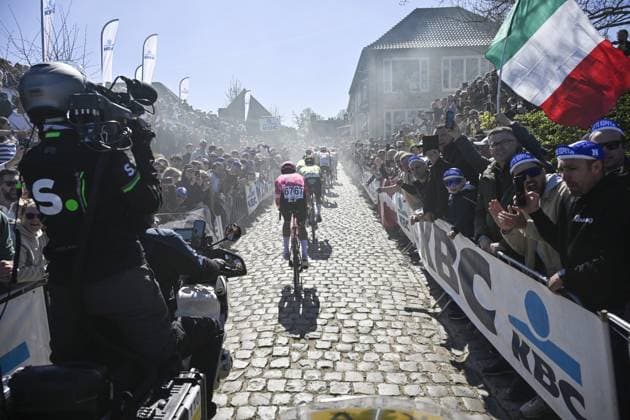 British Max Walker of EF Education-EasyPost pictured in action on Oude Kwaremont during the men s race of the Ronde van Vlaanderen Tour des Flandres Tour of Flanders one day cycling race, 268,9km from Brugge to Oudenaarde, Sunday 06 April 2025. POOLxJANxDExMEULENEIR  x119596147x