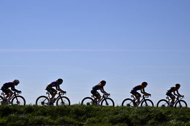 The pack of riders pictured in action during the women s race of the Ronde van Vlaanderen Tour des Flandres Tour of Flanders one day cycling race, 168,8k with start and finish in Oudenaarde, Sunday 06 April 2025. JASPERxJACOBS  x119597598x