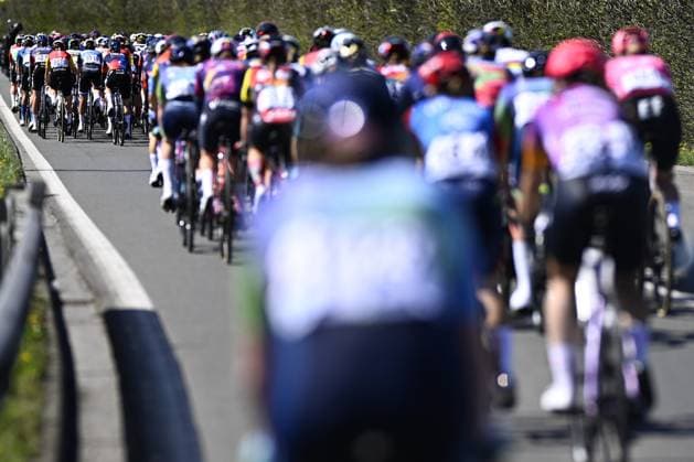 The pack of riders pictured in action during the women s race of the Ronde van Vlaanderen Tour des Flandres Tour of Flanders one day cycling race, 168,8k with start and finish in Oudenaarde, Sunday 06 April 2025. JASPERxJACOBS  x119598765x