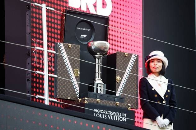 Sport Bilder des Tages F1 - JAPANESE GRAND PRIX 2025 Louis Vuitton case carrying the trophy on the podium during the Formula 1 Lenovo Japanese Grand Prix 2025, 3rd round of the 2025 FIA Formula One World Championship, WM, Weltmeisterschaft from April 4 to 6, 2025 on the Suzuka Circuit, in Suzuka, Japan - SuzukaJapan  Copyright: xFLORENTxGOODENx