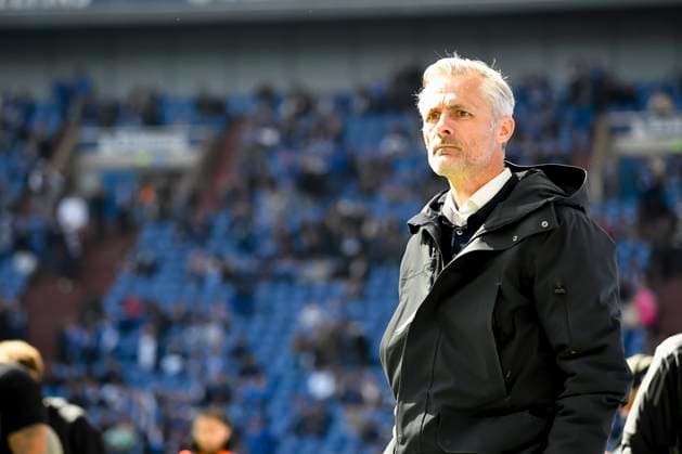 Trainer Kees van Wonderen FC Schalke 04 looks on during the Second Bundesliga match between FC Schalke 04 and SSV Ulm 1846, Veltins Arena on April 06, 2025 in Gelsenkirchen, Germany Photo by Max Maiwald DeFodi Images Trainer Kees van Wonderen FC Schalke 04 looks on during the Second Bundesliga match between FC Schalke 04 and SSV Ulm 1846 at Veltins Arena on April 6, 2025 in Gelsenkirchen Germany Photo by Max Maiwald DeFodi Images DFL regulations prohibit any use of photographs as image sequences and or quasi video Photo by Max Maiwald DeFodi Images