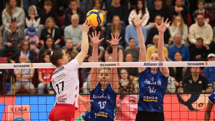 Stuttgart , Volleyball Womens Bundesliga PlayOffs Semifinal Game 1 , Allianz MTV Stuttgart vs Dresdner SC , from left Lorena Lorber Fijok Dresden Pia Kästner Kelsey Veltman Stgt