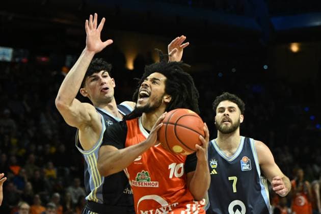 Sport Bilder des Tages Basketball easyCredit BBL Bundesliga, Alba Berlin - SC Rasta Vechta 06.04.2025, xdanx, Basketball easyCredit BBL Bundesliga, Alba Berlin - SC Rasta Vechta v.l. Gabriele Procida (Alba Berlin),Tyger Campbell (SC Rasta Vechta),William McDowell-White (Alba Berlin),Zweikampf, Duell, Kampf, tackle Berlin Max Schmeling Halle Berlin Deutschland (DEU) *** Basketball easyCredit BBL Bundesliga, Alba Berlin SC Rasta Vechta 06 04 2025, xdanx, Basketball easyCredit BBL Bundesliga, Alba Berlin SC Rasta Vechta v l Gabriele Procida Alba Berlin ,Tyger Campbell SC Rasta Vechta ,William McDowell White Alba Berlin ,duel, duel, fight, tackle Berlin Max Schmeling Halle Berlin Germany DEU Copyright: xDanielxLakomskix