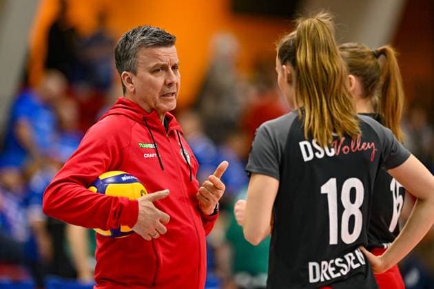 DVL Allianz MTV Stuttgart Dresdner SC 04 06 2025 DVL, Volleyball, 1 Bundesliga, Women, Season 2024 25, Playoff, Semifinal, Allianz MTV Stuttgart in blue , against Dresdner SC in black , Alexander Waibl, Head Coach Dresden, with setter Sarah Straube, Copyright: xBEAUTIFULxSPORTS TomxBlochx