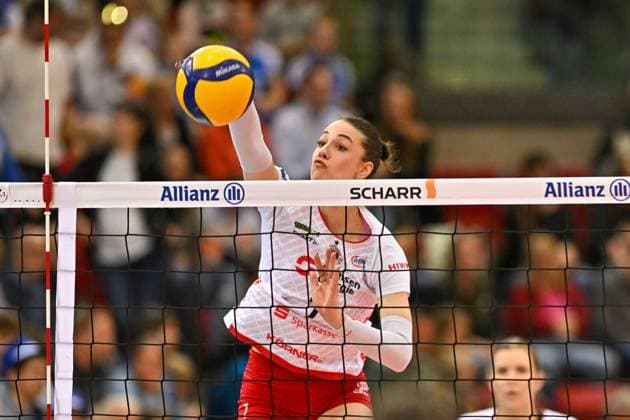 DVL Allianz MTV Stuttgart Dresdner SC 04 06 2025 DVL, Volleyball, 1 Bundesliga, Women, Season 2024 25, Playoff, Semifinal, Allianz MTV Stuttgart in blue , against Dresdner SC in white , Julie Lengweiler, Copyright: xBEAUTIFULxSPORTS TomxBlochx
