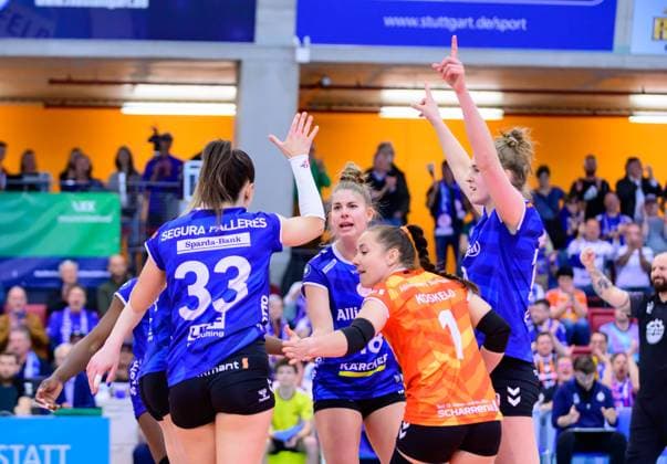 Pia Kaestner Allianz MTV Stuttgart, 18 , Roosa Koskelo Allianz MTV Stuttgart, 01 , , and team celebrate the first set, Allianz MTV Stuttgart vs Dresdner SC, Volleyball Bundesliga Women, Semifinal Playoff Best 1st of 3 , Season 2024 2025, 06 04 2025 Eibner Pressefoto Andreas Ulmer Allianz MTV Stuttgart vs Dresdner SC, Volleyball Bundesliga Women, Semifinal Playoff Best 1st of 3 , Season 2024 2025, 06 04 2025 Stuttgart Copyright: xEibner-Pressefoto AndreasxUlmerx EP_AUR