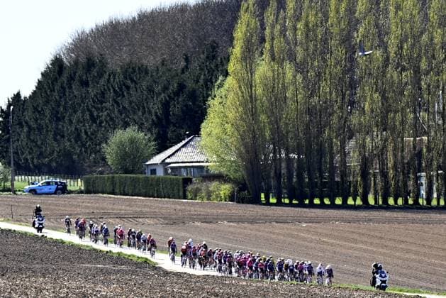 The pack of riders pictured in action during the women s race of the Ronde van Vlaanderen Tour des Flandres Tour of Flanders one day cycling race, 168,8k with start and finish in Oudenaarde, Sunday 06 April 2025. JASPERxJACOBS  x119623624x