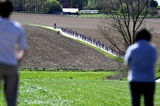 The pack of riders pictured in action during the women s race of the Ronde van Vlaanderen Tour des Flandres Tour of Flanders one day cycling race, 168,8k with start and finish in Oudenaarde, Sunday 06 April 2025. JASPERxJACOBS  x119623698x