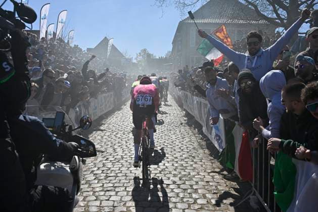 Ronde van Vlaanderen 2025 - Men Elite OUDENAARDE, BELGIUM - APRIL 06 : Walker Max (GBR) of EF Education - Easypost in the Oude Kwaremont pictured during the 109th edition of the Ronde van Vlaanderen, an UCI World Tour cycling race for Men Elite with start in Bruges and finish in Oudenaarde after 268,9 km on April 6, 2025 in Oudenaarde, Belgium, 06 04 2025 ( Motor drive Guy De Vuyst - Oudenaarde Belgium  Copyright: xJanxDexMeuleneirx