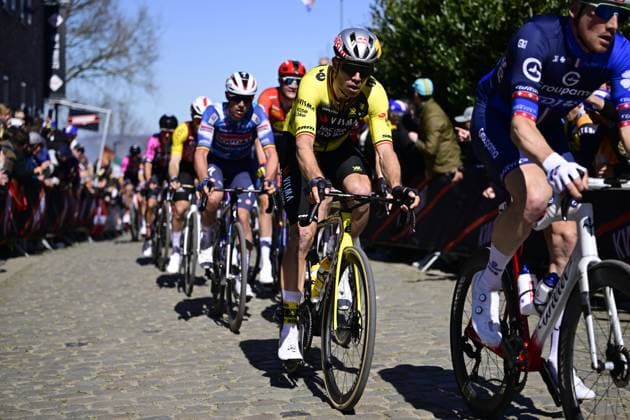 Ronde van Vlaanderen 2025 - Men Elite OUDENAARDE, BELGIUM - APRIL 06 : Van Aert Wout (BEL) of Team Visma - Lease a Bike pictured during the 109th edition of the Ronde van Vlaanderen, an UCI World Tour cycling race for Men Elite with start in Bruges and finish in Oudenaarde after 268,9 km on April 6, 2025 in Oudenaarde, Belgium, 06 04 2025 ( Motordriver Guy De Vuyst - Oudenaarde Belgium  Copyright: xNicoxVereeckenx