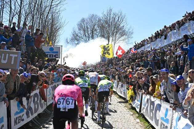 Ronde van Vlaanderen 2025 - Men Elite OUDENAARDE, BELGIUM - APRIL 06 : supporters in the Oude Kwaremont pictured during the 109th edition of the Ronde van Vlaanderen, an UCI World Tour cycling race for Men Elite with start in Bruges and finish in Oudenaarde after 268,9 km on April 6, 2025 in Oudenaarde, Belgium, 06 04 2025 ( Motor drive Guy De Vuyst - Oudenaarde Belgium  Copyright: xJanxDexMeuleneirx