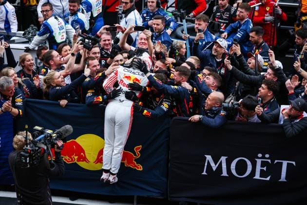 F1 - JAPANESE GRAND PRIX 2025 VERSTAPPEN Max (ned), Red Bull Racing RB21, portrait celebrating celebration during the Formula 1 Lenovo Japanese Grand Prix 2025, 3rd round of the 2025 FIA Formula One World Championship, WM, Weltmeisterschaft from April 4 to 6, 2025 on the Suzuka Circuit, in Suzuka, Japan - SuzukaJapan  Copyright: xANTONINxVINCENTx