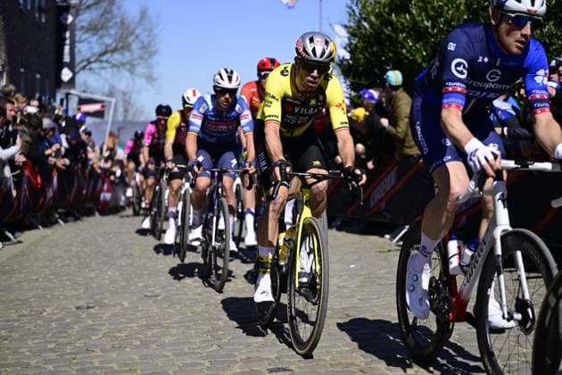 Ronde van Vlaanderen 2025 - Men Elite OUDENAARDE, BELGIUM - APRIL 06 : Van Aert Wout (BEL) of Team Visma - Lease a Bike pictured during the 109th edition of the Ronde van Vlaanderen, an UCI World Tour cycling race for Men Elite with start in Bruges and finish in Oudenaarde after 268,9 km on April 6, 2025 in Oudenaarde, Belgium, 06 04 2025 ( Motordriver Guy De Vuyst - Oudenaarde Belgium  Copyright: xNicoxVereeckenx