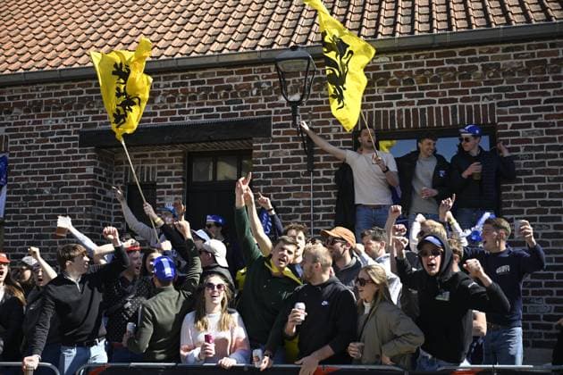 Ronde van Vlaanderen 2025 - Men Elite OUDENAARDE, BELGIUM - APRIL 06 : Supporters and fans display their colours pictured during the 109th edition of the Ronde van Vlaanderen, an UCI World Tour cycling race for Men Elite with start in Bruges and finish in Oudenaarde after 268,9 km on April 6, 2025 in Oudenaarde, Belgium, 06 04 2025 ( Motordriver Guy De Vuyst - Oudenaarde Belgium  Copyright: xNicoxVereeckenx