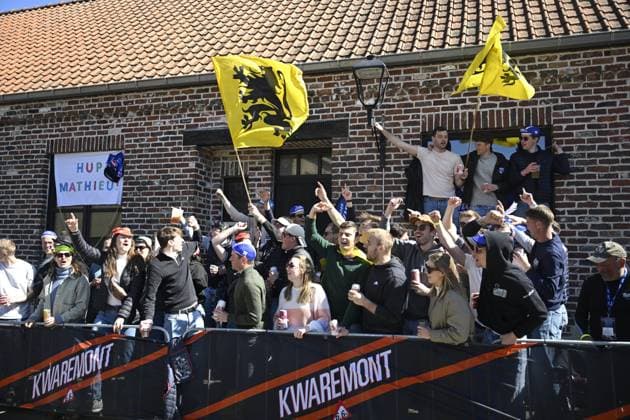 Ronde van Vlaanderen 2025 - Men Elite OUDENAARDE, BELGIUM - APRIL 06 : Supporters and fans display their colours pictured during the 109th edition of the Ronde van Vlaanderen, an UCI World Tour cycling race for Men Elite with start in Bruges and finish in Oudenaarde after 268,9 km on April 6, 2025 in Oudenaarde, Belgium, 06 04 2025 ( Motordriver Guy De Vuyst - Oudenaarde Belgium  Copyright: xNicoxVereeckenx