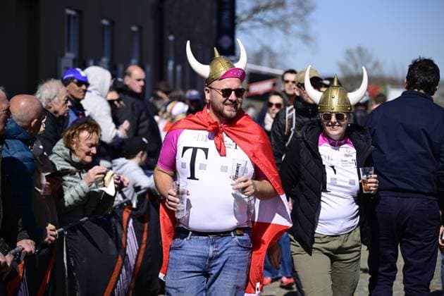 Ronde van Vlaanderen 2025 - Men Elite OUDENAARDE, BELGIUM - APRIL 06 : Illustration picture Supporters and fans pictured during the 109th edition of the Ronde van Vlaanderen, an UCI World Tour cycling race for Men Elite with start in Bruges and finish in Oudenaarde after 268,9 km on April 6, 2025 in Oudenaarde, Belgium, 06 04 2025 ( Motordriver Guy De Vuyst - Oudenaarde Belgium  Copyright: xNicoxVereeckenx