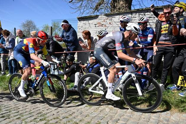 Ronde van Vlaanderen 2025 - Men Elite OUDENAARDE, BELGIUM - APRIL 06 : Pedersen Mads (DEN) of Lidl - Trek and Van Der Poel Mathieu (NED) of Alpecin-Deceuninck pictured during the 109th edition of the Ronde van Vlaanderen, an UCI World Tour cycling race for Men Elite with start in Bruges and finish in Oudenaarde after 268,9 km on April 6, 2025 in Oudenaarde, Belgium, 06 04 2025 ( Motor drive Guy De Vuyst - Oudenaarde Belgium  Copyright: xJanxDexMeuleneirx