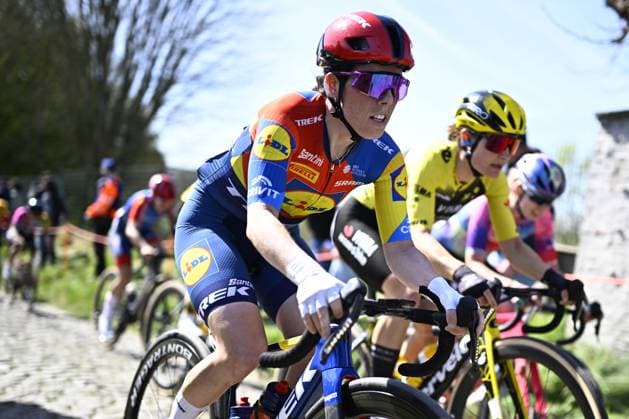 British Anna Henderson of Lidl-Trek and Dutch Marianne Vos of Team Visma-Lease a Bike pictured in action during the women s race of the Ronde van Vlaanderen Tour des Flandres Tour of Flanders one day cycling race, 168,8k with start and finish in Oudenaarde, Sunday 06 April 2025. JASPERxJACOBS  x119626002x