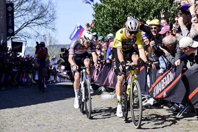 Dutch Mathieu van der Poel of Alpecin-Deceuninck and Belgian Wout van Aert of Team Visma-Lease a Bike pictured in action on Oude Kwaremont during the men s race of the Ronde van Vlaanderen Tour des Flandres Tour of Flanders one day cycling race, 268,9km from Brugge to Oudenaarde, Sunday 06 April 2025. DIRKxWAEM  x119627184x