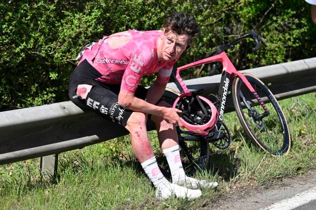 Ronde van Vlaanderen 2025 - Men Elite OUDENAARDE, BELGIUM - APRIL 06 : crash of Sweeny Harry (AUS) of EF Education - EasyPost pictured during the 109th edition of the Ronde van Vlaanderen, an UCI World Tour cycling race for Men Elite with start in Bruges and finish in Oudenaarde after 268,9 km on April 6, 2025 in Oudenaarde, Belgium, 06 04 2025 ( Motor drive Guy De Vuyst - Oudenaarde Belgium  Copyright: xJanxDexMeuleneirx