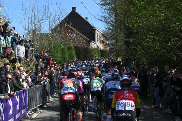 Ronde van Vlaanderen 2025 - Men Elite OUDENAARDE, BELGIUM - APRIL 06 : illustration picture peloton pictured during the 109th edition of the Ronde van Vlaanderen, an UCI World Tour cycling race for Men Elite with start in Bruges and finish in Oudenaarde after 268,9 km on April 6, 2025 in Oudenaarde, Belgium, 06 04 2025 ( Motor drive Guy De Vuyst - Oudenaarde Belgium  Copyright: xDarioxBelingherix xPoolx