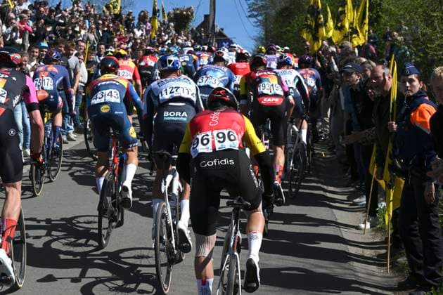 Ronde van Vlaanderen 2025 - Men Elite OUDENAARDE, BELGIUM - APRIL 06 : illustration picture peloton pictured during the 109th edition of the Ronde van Vlaanderen, an UCI World Tour cycling race for Men Elite with start in Bruges and finish in Oudenaarde after 268,9 km on April 6, 2025 in Oudenaarde, Belgium, 06 04 2025 ( Motor drive Guy De Vuyst - Oudenaarde Belgium  Copyright: xDarioxBelingherix xPoolx