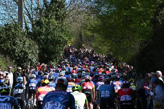 Ronde van Vlaanderen 2025 - Men Elite OUDENAARDE, BELGIUM - APRIL 06 : illustration picture peloton pictured during the 109th edition of the Ronde van Vlaanderen, an UCI World Tour cycling race for Men Elite with start in Bruges and finish in Oudenaarde after 268,9 km on April 6, 2025 in Oudenaarde, Belgium, 06 04 2025 ( Motor drive Guy De Vuyst - Oudenaarde Belgium  Copyright: xDarioxBelingherix xPoolx