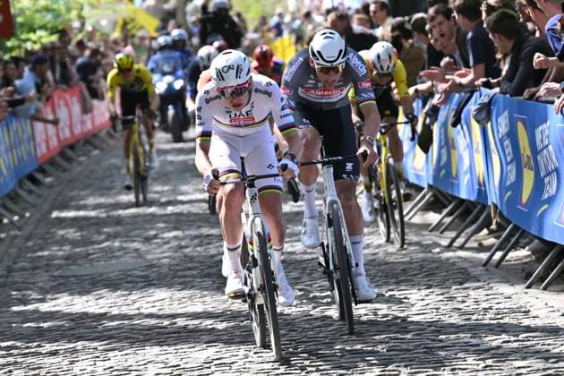 Ronde van Vlaanderen 2025 - Men Elite OUDENAARDE, BELGIUM - APRIL 06 : Pogacar Tadej (SLO) of UAE Team Emirates - XRG, Van Aert Wout (BEL) of Team Visma - Lease a Bike, Van Der Poel Mathieu (NED) of Alpecin-Deceuninck pictured during the 109th edition of the Ronde van Vlaanderen, an UCI World Tour cycling race for Men Elite with start in Bruges and finish in Oudenaarde after 268,9 km on April 6, 2025 in Oudenaarde, Belgium, 06 04 2025 ( Motor drive Guy De Vuyst - Oudenaarde Belgium  Copyright: xJanxDexMeuleneirx