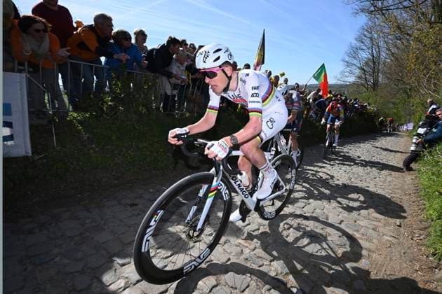 Ronde van Vlaanderen 2025 - Men Elite OUDENAARDE, BELGIUM - APRIL 06 : Pogacar Tadej (SLO) of UAE Team Emirates - XRG pictured during the 109th edition of the Ronde van Vlaanderen, an UCI World Tour cycling race for Men Elite with start in Bruges and finish in Oudenaarde after 268,9 km on April 6, 2025 in Oudenaarde, Belgium, 06 04 2025 ( Motor drive Guy De Vuyst - Oudenaarde Belgium  Copyright: xDarioxBelingherix xPoolx