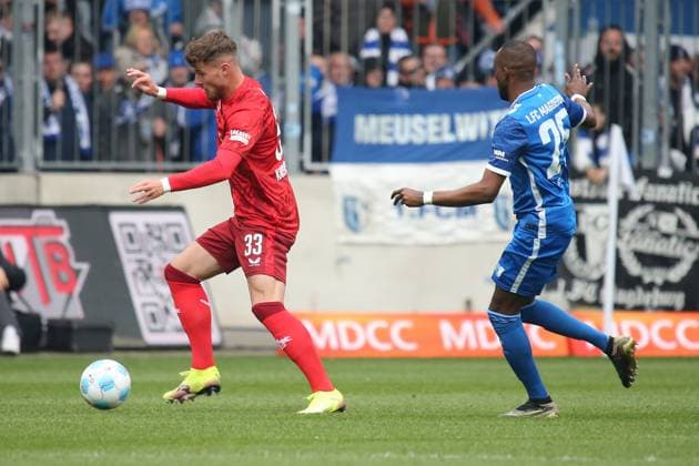 06 04 2025, xmohx, Fußball 2 Bundesliga, 1 FC Magdeburg 1 FC Kaiserslautern v l Jan Elvedi 1 FC Kaiserslautern Silas Gnaka 1 FC Magdeburg Zweikampf, Aktion, action, battle for the ball DFL DFB REGULATIONS PROHIBIT ANY USE OF PHOTOGRAPHS as IMAGE SEQUENCES and or QUASI VIDEO Magdeburg