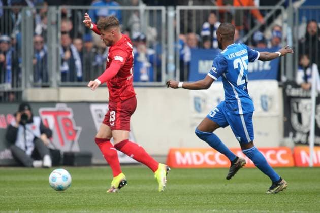 06 04 2025, xmohx, Fußball 2 Bundesliga, 1 FC Magdeburg 1 FC Kaiserslautern v l Jan Elvedi 1 FC Kaiserslautern Silas Gnaka 1 FC Magdeburg Zweikampf, Aktion, action, battle for the ball DFL DFB REGULATIONS PROHIBIT ANY USE OF PHOTOGRAPHS as IMAGE SEQUENCES and or QUASI VIDEO Magdeburg