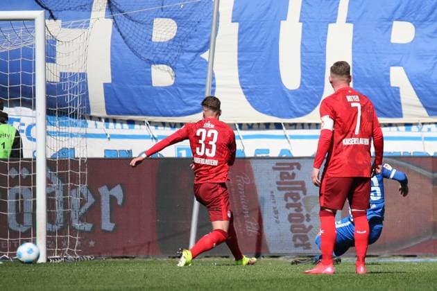 06 04 2025, xmohx, Fußball 2 Bundesliga, 1 FC Magdeburg 1 FC Kaiserslautern v l Baris Atik 1 FC Magdeburg Torschuetze, erzielt das Tor, Treffer, scores the goal 1 0 Jan Elvedi 1 FC Kaiserslautern Marlon Ritter 1 FC Kaiserslautern DFL DFB REGULATIONS PROHIBIT ANY USE OF PHOTOGRAPHS as IMAGE SEQUENCES and or QUASI VIDEO Magdeburg